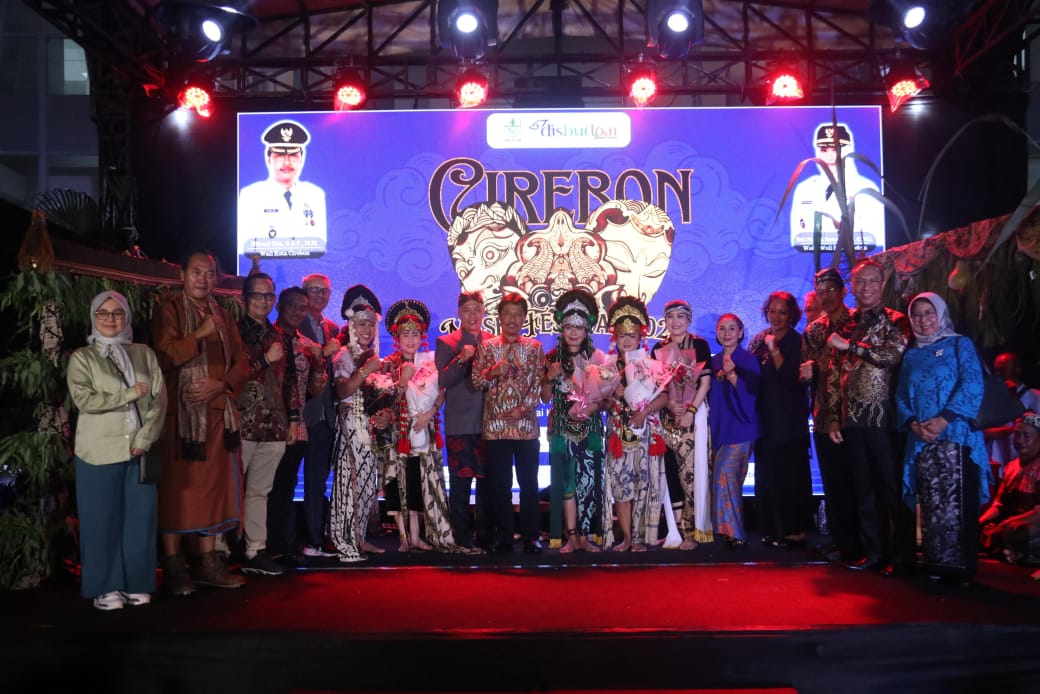 GemaMadani.com - 6 Maestro Tampil di Puncak Perayaan Seni dan Budaya Dalam Festival Topeng Cirebon 2025