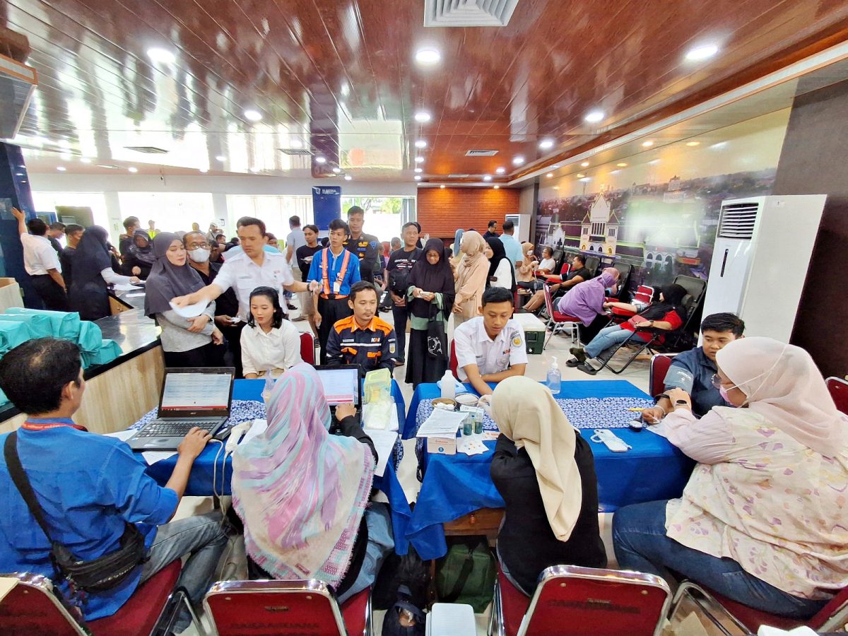 GemaMadani.com - KAI Daop 3 Cirebon Kolaborasi dengan Ikasmanda 93 Gelar Donor Darah di Stasiun Cirebon