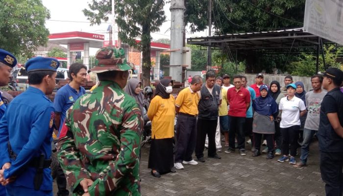 GemaMadani.com - Pelaku Usaha dan Warga Kesenden Bersihkan Saluran Drainase Sepanjang Jalan Diponegoro 2