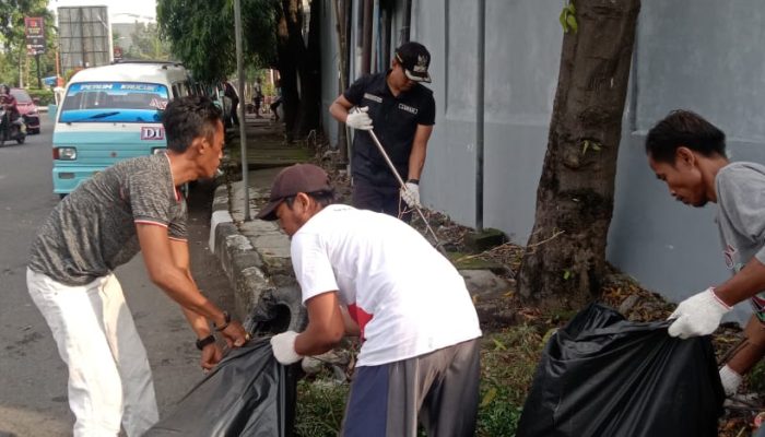Pelaku Usaha dan Warga Kesenden Bersihkan Saluran Drainase Sepanjang Jalan Diponegoro