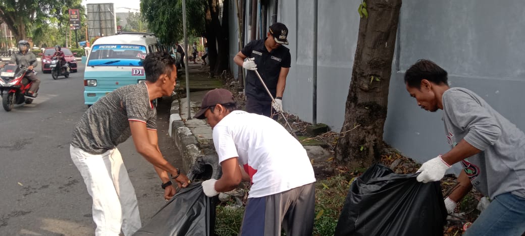 GemaMadani.com - Pelaku Usaha dan Warga Kesenden Bersihkan Saluran Drainase Sepanjang Jalan Diponegoro