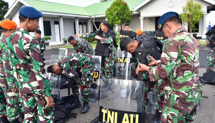 GemaMadani.com - Tingkatkan Kesiapan Personel, Lanud SKI Gelar Latihan Pengendalian Huru Hara 4