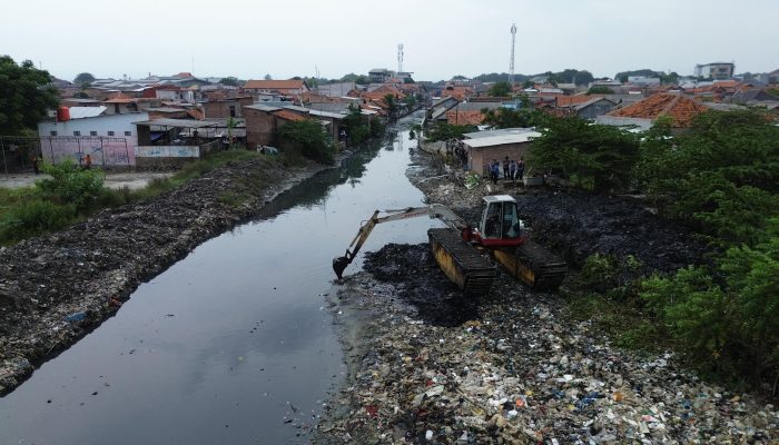 GemaMadani.com - Wali Kota Tinjau Pengerukan Sungai Cipadu, Apresiasi Respons Cepat BBWS 2