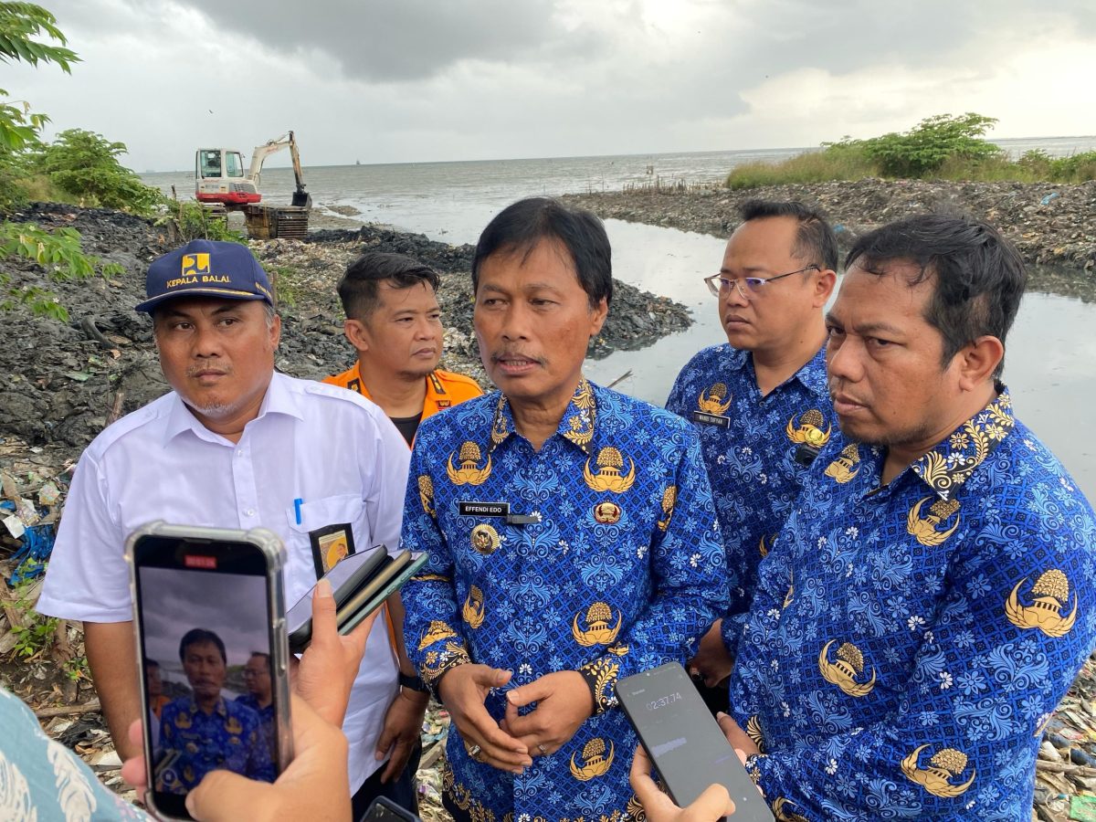 GemaMadani.com - Wali Kota Tinjau Pengerukan Sungai Cipadu, Apresiasi Respons Cepat BBWS