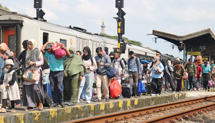 GemaMadani.com - Selama Angkutan Lebaran 2025 KAI Daop 3 Cirebon Layani 338.855 Pelanggan - Berita1