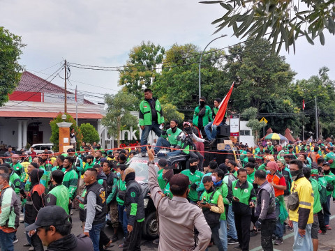 GemaMadani.com - Ribuan Pengemudi Ojol Siap Demo di Cirebon, Demi Kesejahteraan - HL