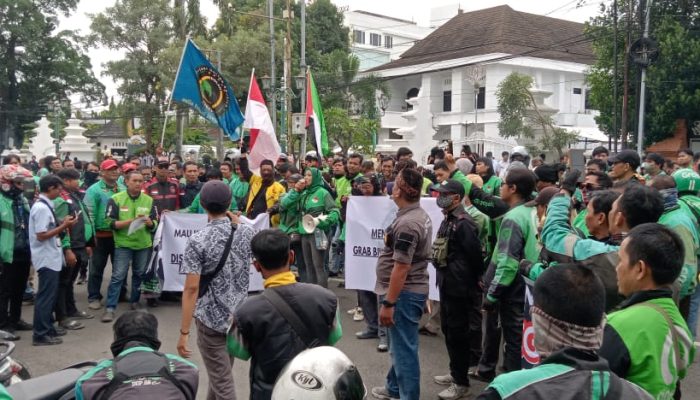 GemaMadani.com - Aksi Driver Ojol Cirebon Mendesak Gubernur Jabar KDM Buat Perda Yang Berpihak Pada Kesejahteraan Driver Online - BT