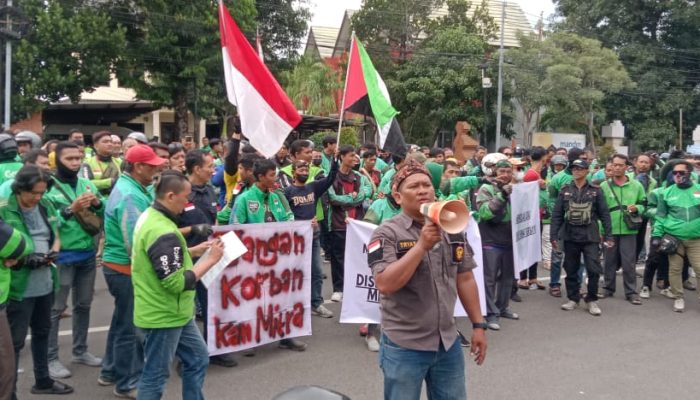 Aksi Driver Ojol Cirebon Mendesak Gubernur Jabar KDM Buat Perda Yang Berpihak Pada Kesejahteraan Driver Online