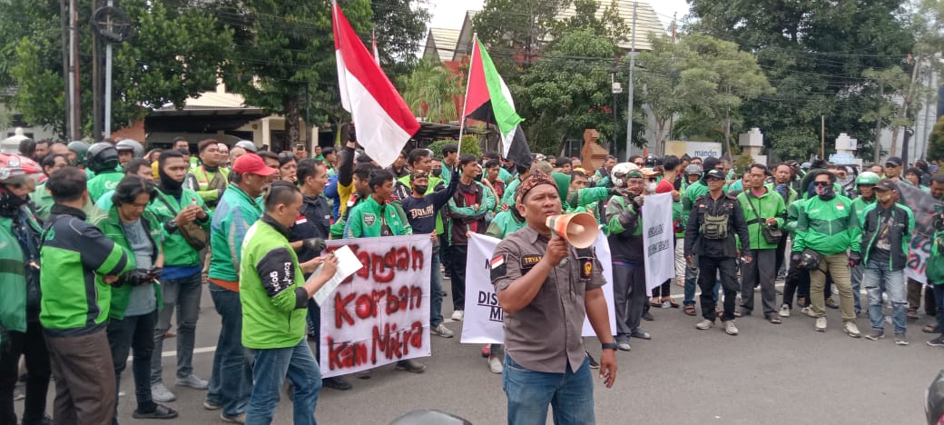 GemaMadani.com - Aksi Driver Ojol Cirebon Mendesak Gubernur Jabar KDM Buat Perda Yang Berpihak Pada Kesejahteraan Driver Online - HL