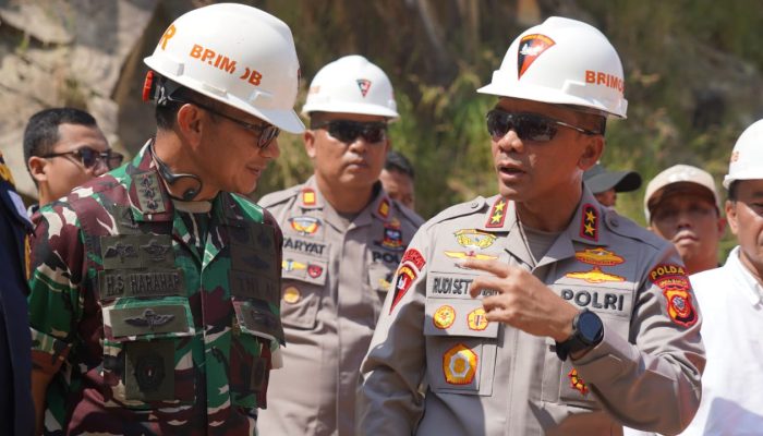 Danrem 063/SGJ Dampingi Kapolda dan Gubernur Jabar Tinjau Lokasi Bencana Longsor di Desa Cipanas, Dukupuntang, Kabupaten Cirebon