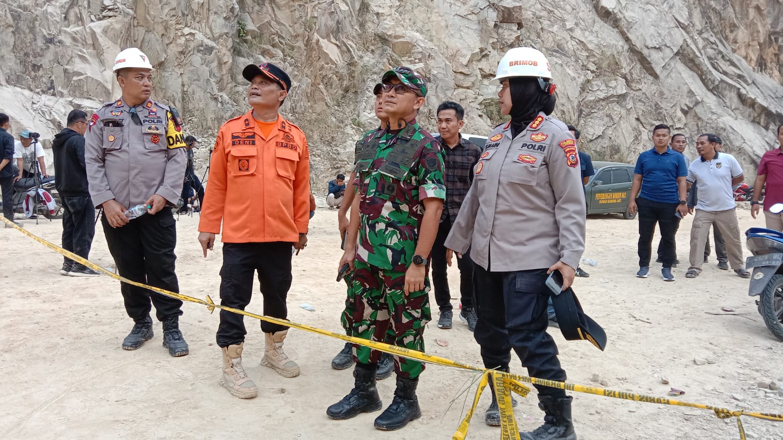 GemaMadani.com - Danrem 063SGJ Hadir di Gunung Kuda, Dukupuntang, Kabupaten Cirebon. Percepat Evakuasi Longsor 2