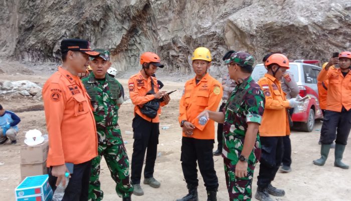 GemaMadani.com - Danrem 063SGJ Hadir di Gunung Kuda, Dukupuntang, Kabupaten Cirebon. Percepat Evakuasi Longsor 3