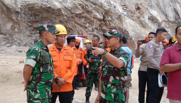 GemaMadani.com - Danrem 063SGJ Hadir di Gunung Kuda, Dukupuntang, Kabupaten Cirebon. Percepat Evakuasi Longsor