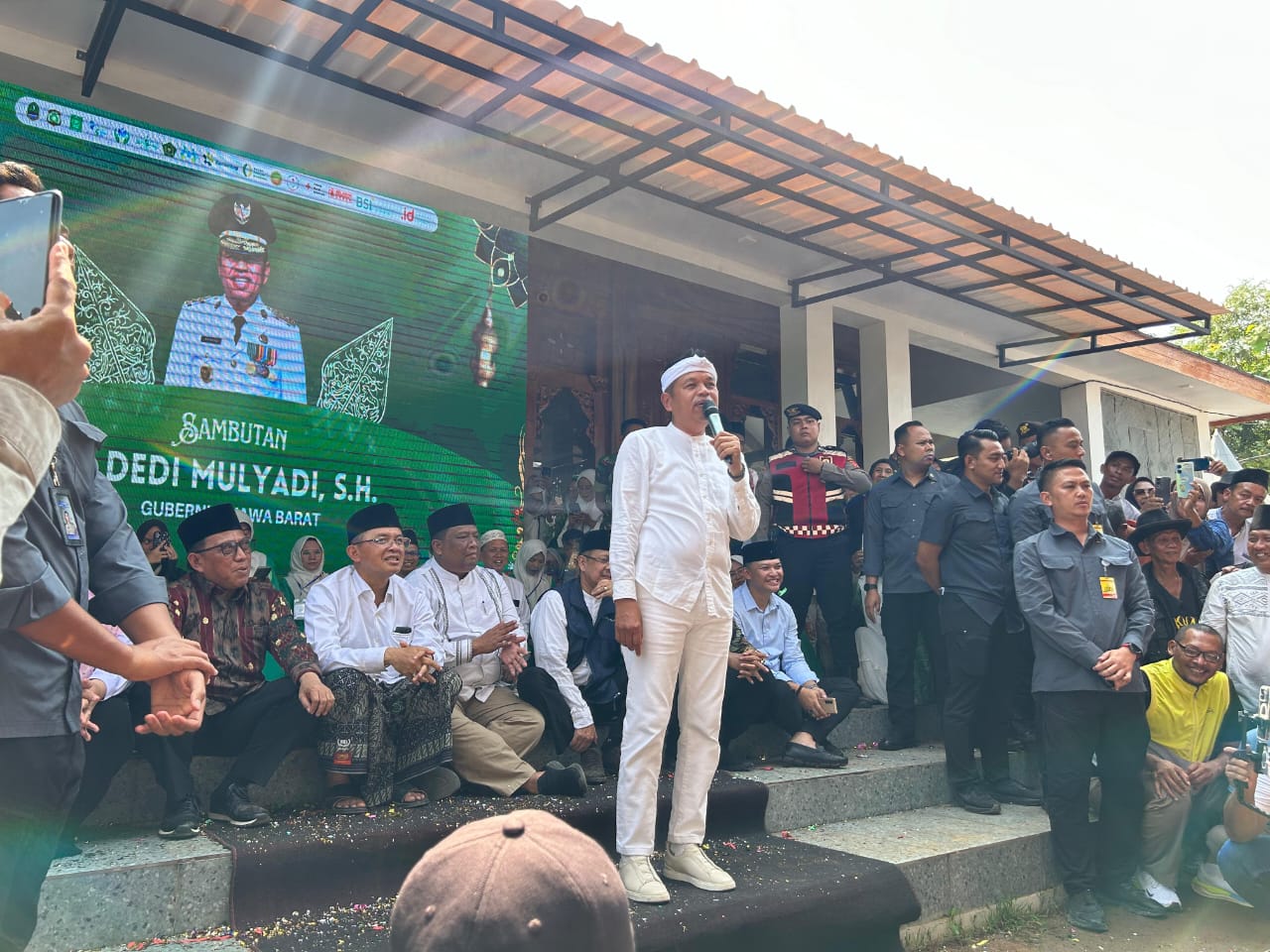 GemaMadani.com - Harlah Fatayat NU ke-75 Dihadiri Gubernur Kang Dedi Mulyadi KDM Kiai Bukan Hanya Guru Ngaji, Tapi Penjaga Bumi