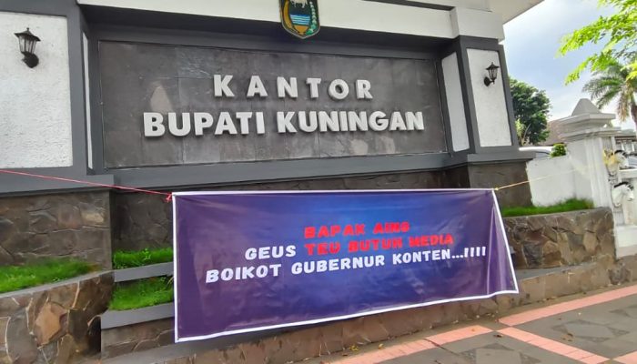 Heboh! Didepan Kantor Bupati Kuningan, Ada Spanduk Boikot ‘Bapa Aing Gubernur Konten’