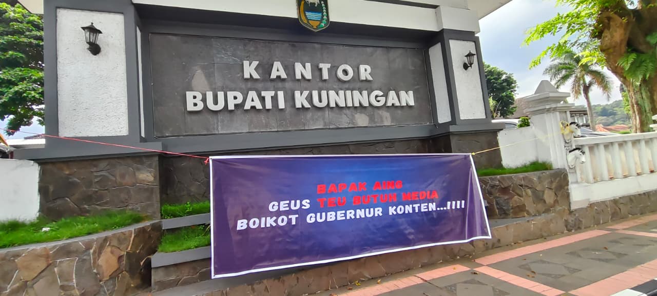 GemaMadani.com - Heboh! Didepan Kantor Bupati Kuningan, Ada Spanduk Boikot ‘Bapa Aing Gubernur Konten