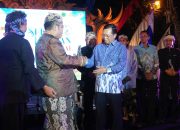 Herman Khaeron Terima Penghargaan Sebagai Dedikasi Budaya Dari Sanggar Seni Sekar Pandan Cirebon