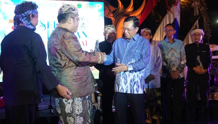 Herman Khaeron Terima Penghargaan Sebagai Dedikasi Budaya Dari Sanggar Seni Sekar Pandan Cirebon