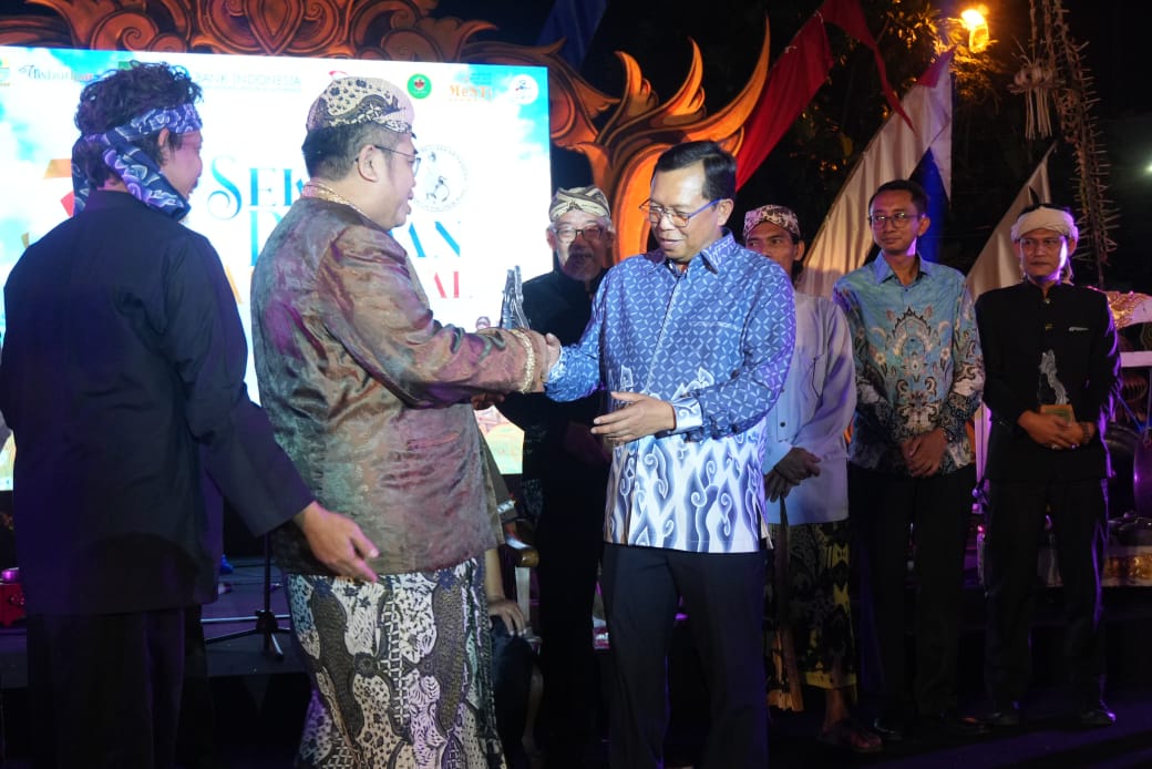 GemaMadani.com - Herman Khaeron Terima Penghargaan Sebagai Dedikasi Budaya Dari Sanggar Seni Sekar Pandan Cirebon 2