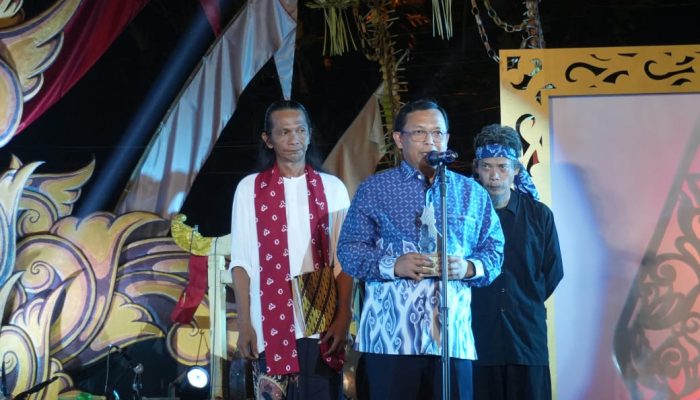 GemaMadani.com - Herman Khaeron Terima Penghargaan Sebagai Dedikasi Budaya Dari Sanggar Seni Sekar Pandan Cirebon