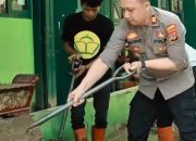Kapolsek Dayeukolot Gerak Cepat Bantu Warga Yang Terdampak Banjir