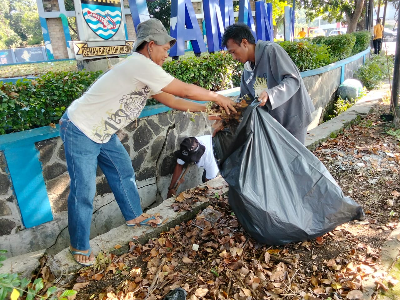 GemaMadani.com - Musrenbang Provinsi Jabar Akan Diselenggarakan di Gedung Negara Kota Cirebon. Warga Kelurahan Kesenden dan Instansi Sekitar Bersihkan Taman Krucuk