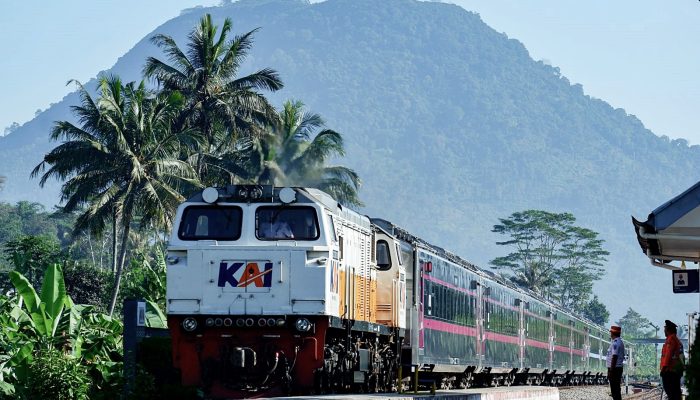 Naik Kereta Melintasi Wilayah Daop 3 Cirebon Merupakan Pengalaman Yang Mengesankan