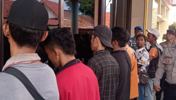 GemaMadani.com - Tim gabungan Polres Cirebon Kota dan TNI, Amankan Belasan Preman Kapolres Cirebon Kota Komitmen Bersihkan Cirebon dari Premanisme 2
