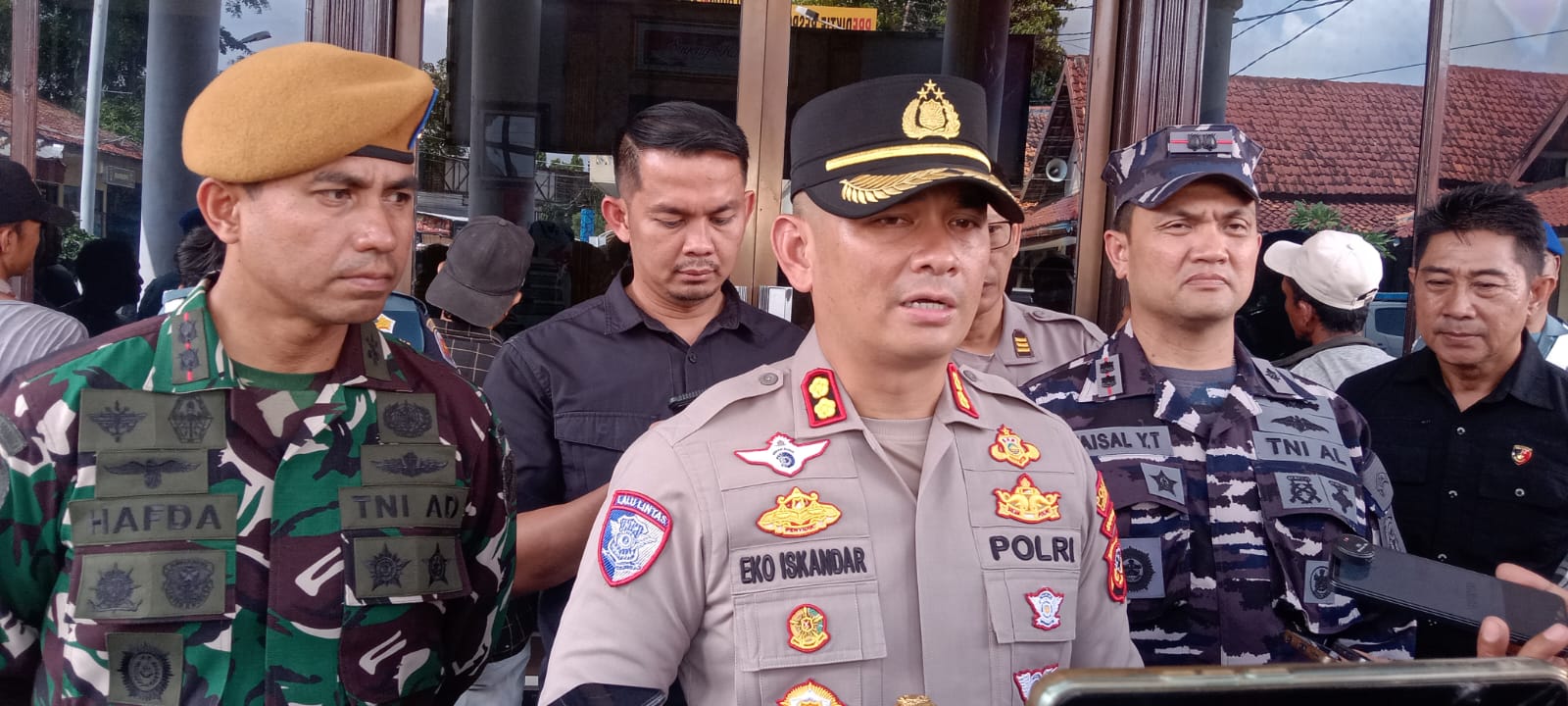 GemaMadani.com - Tim gabungan Polres Cirebon Kota dan TNI, Amankan Belasan Preman Kapolres Cirebon Kota Komitmen Bersihkan Cirebon dari Premanisme