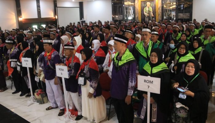 GemaMadani.com - Wali Kota Cirebon Lepas 353 Jamaah Haji Kloter 10 KJT Menuju Tanah 2Suci