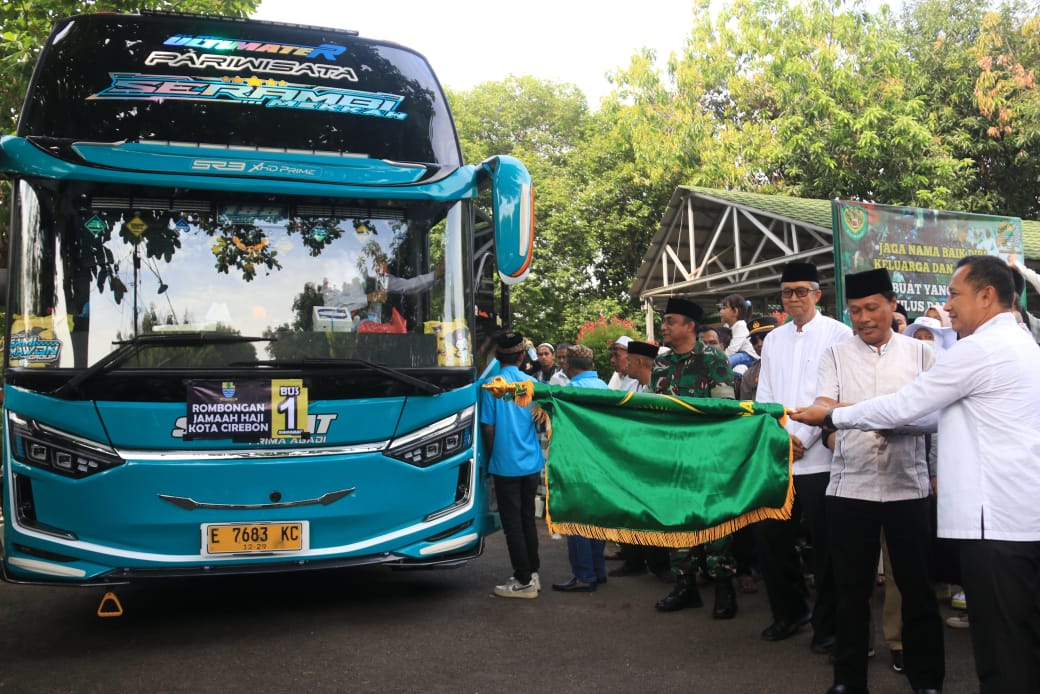 GemaMadani.com - Wali Kota Cirebon Lepas 353 Jamaah Haji Kloter 10 KJT Menuju Tanah Suci