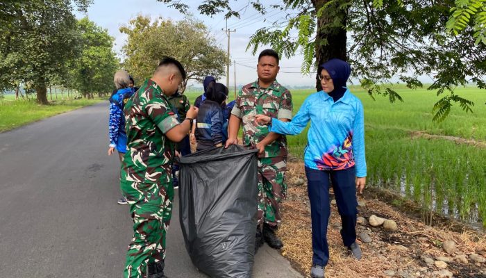 Aksi Peduli Lingkungan, Danlanud SKI Bersama Personel Turun ke Jalan Bersihkan Sampah Plastik Sepanjang 2 KM