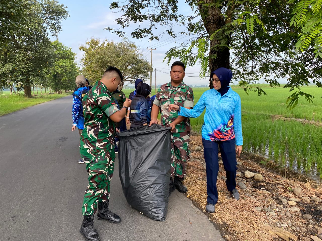 GemaMadani.com Aksi Peduli Lingkungan Danlanud SKI Bersama Personel Turun Ke Jalan Bersihkan Sampah Plastik Sepanjang 2 KM