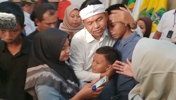 Gubernur Jawa Barat Beri Bantuan Untuk Korban Longsor Gunung Kuda Masing-masing Sebesar 50 Juta dan Jamin Pendidikan Anak-anak Korban