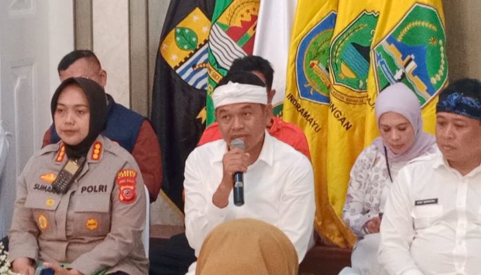 GemaMadani.com - Gubernur Jawa Barat Beri Bantuan Untuk Korban Longsor Gunung Kuda Masing-masing Sebesar 50 Juta dan Jamin Pendidikan Anak-anak Korban