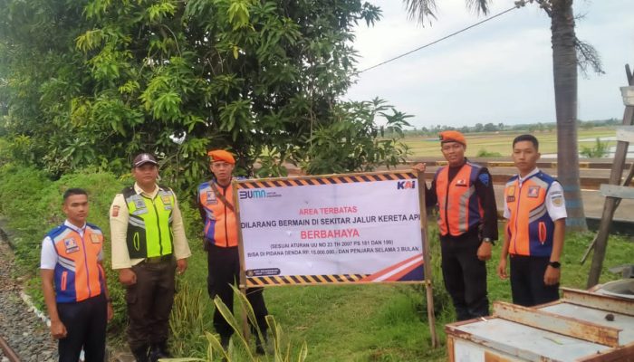 Isi Waktu Liburan Sekolah Dengan Tidak Bermain di Jalur KA