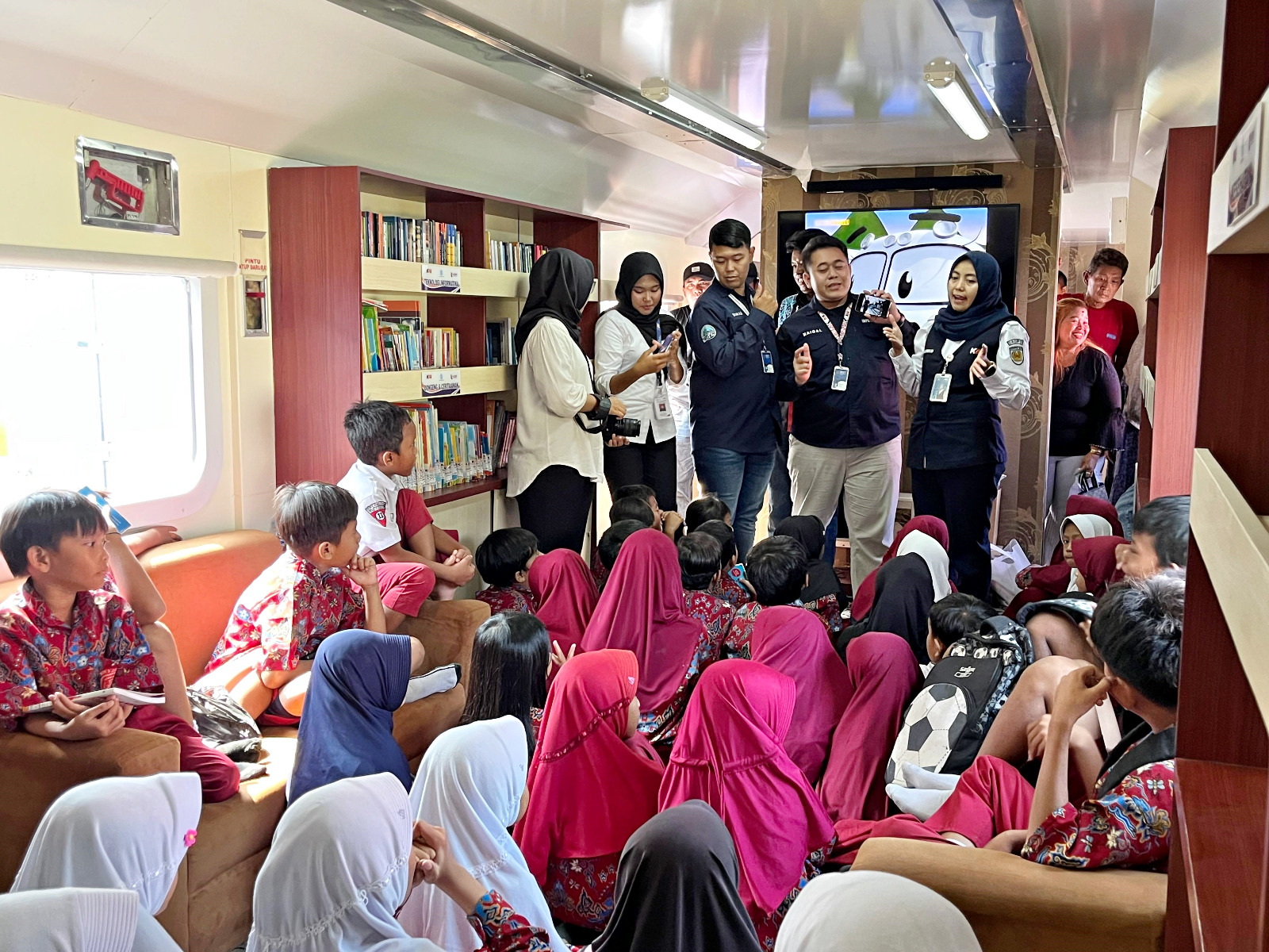 GemaMadani.com KAI Ajak Siswa Sekolah Belajar Di Dalam Rail Library