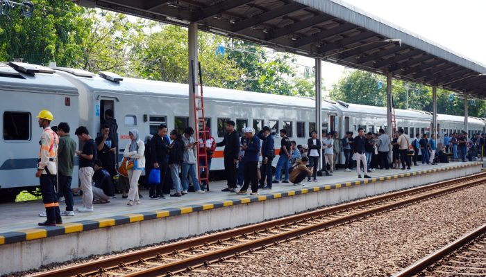 Kabar Gembira Tiket Kereta Api Diskon 30% Cek Daftarnya Yang Melintas di Cirebon