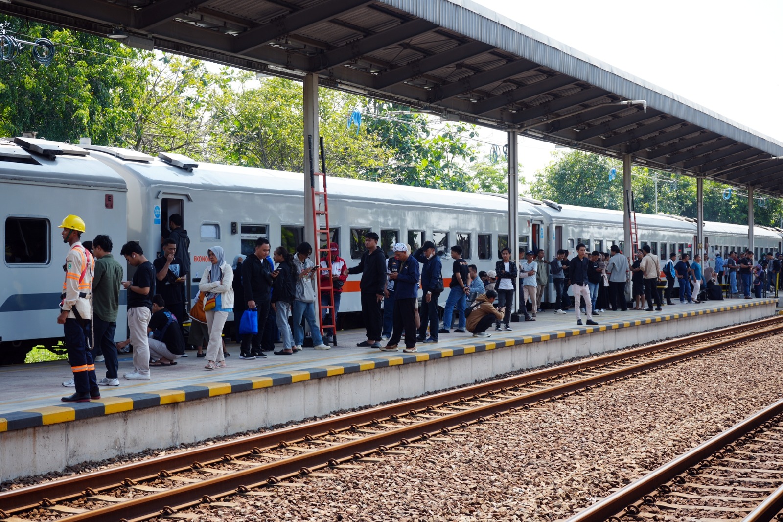 GemaMadani.com - Kabar Gembira Tiket Kereta Api Diskon 30% Cek Daftarnya Yang Melintas di Cirebon