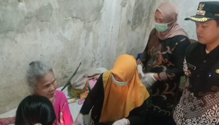 GemaMadani.com Kelurahan Kesenden Dan Puskesmas Kejaksan Sambangi Para Lansia Ke Rumahnya Dalam Program Kesehatan Gratis