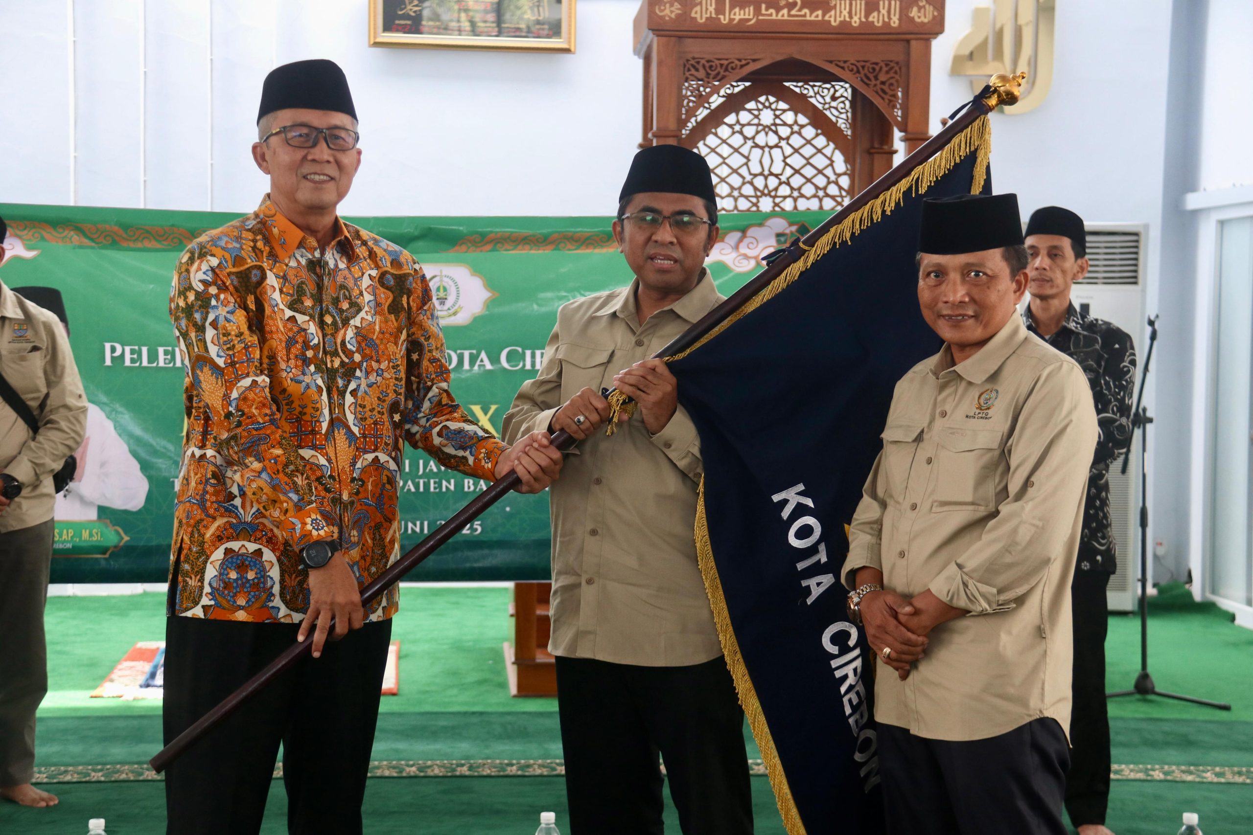 GemaMadani.com - Lepas 55 Kafilah Kota Cirebon Menuju MTQH Jabar, Sekda Lebih dari Lomba, Ini Jalan Dakwah dan Pembinaan Akhlak