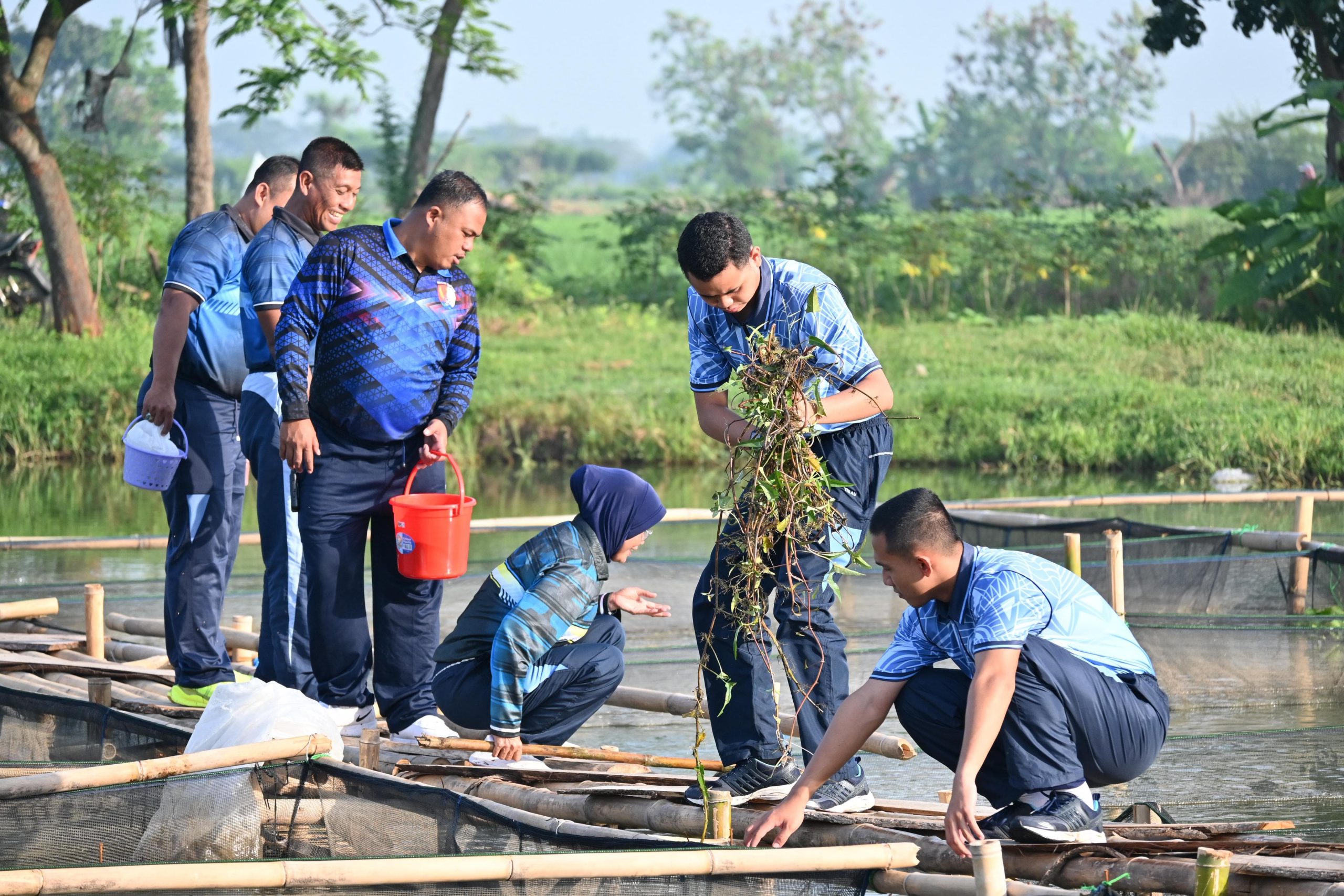 GemaMadani.com - Personel Lanud SKI Pantau Perkembangan Ikan, Wujudkan Hanpangan Nasional