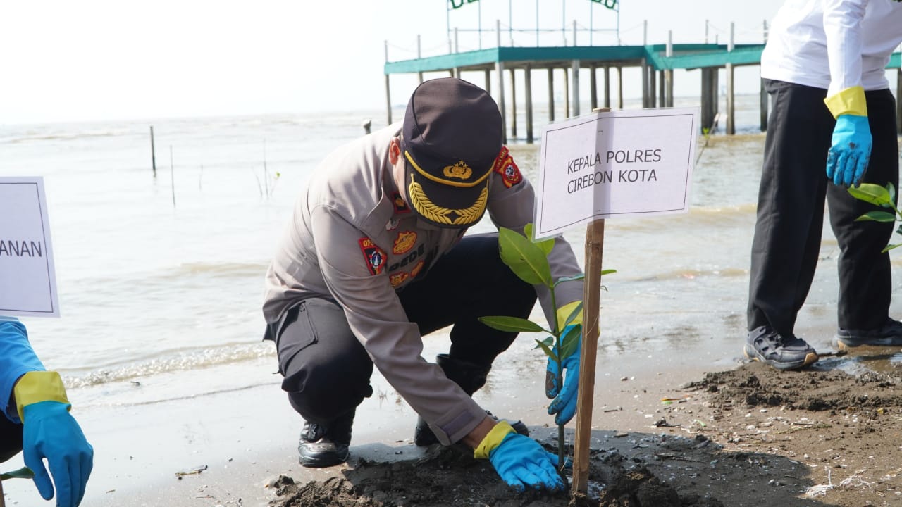 GemaMadani.com - Polres Cirebon Kota Peringati Hari Lingkungan Hidup, Sekaligus Aksi Bersih Pantai dan Tanam Mangrove di Kejawanan
