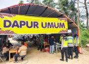 GemaMadani.com - Polwan Polresta Cirebon kolaborasi Dinas Sosial siapkan dapur Umum untuk Bantu Penanganan Longsor Gunung Kuda