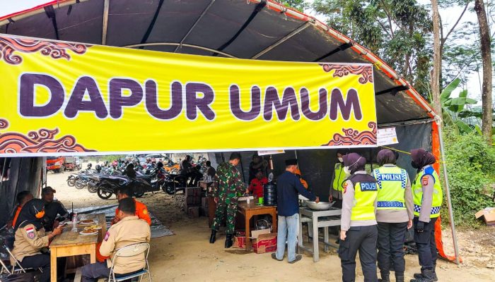 Polwan Polresta Cirebon kolaborasi Dinas Sosial siapkan dapur Umum untuk Bantu Penanganan Longsor Gunung Kuda