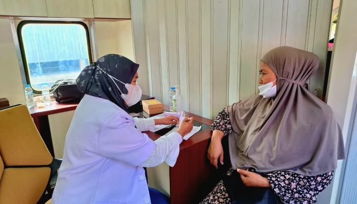 Rail Clinic Hadirkan Layanan Kesehatan dan Pengobatan Gratis Bagi Masyarakat di Sekitar Stasiun Arjawinangun
