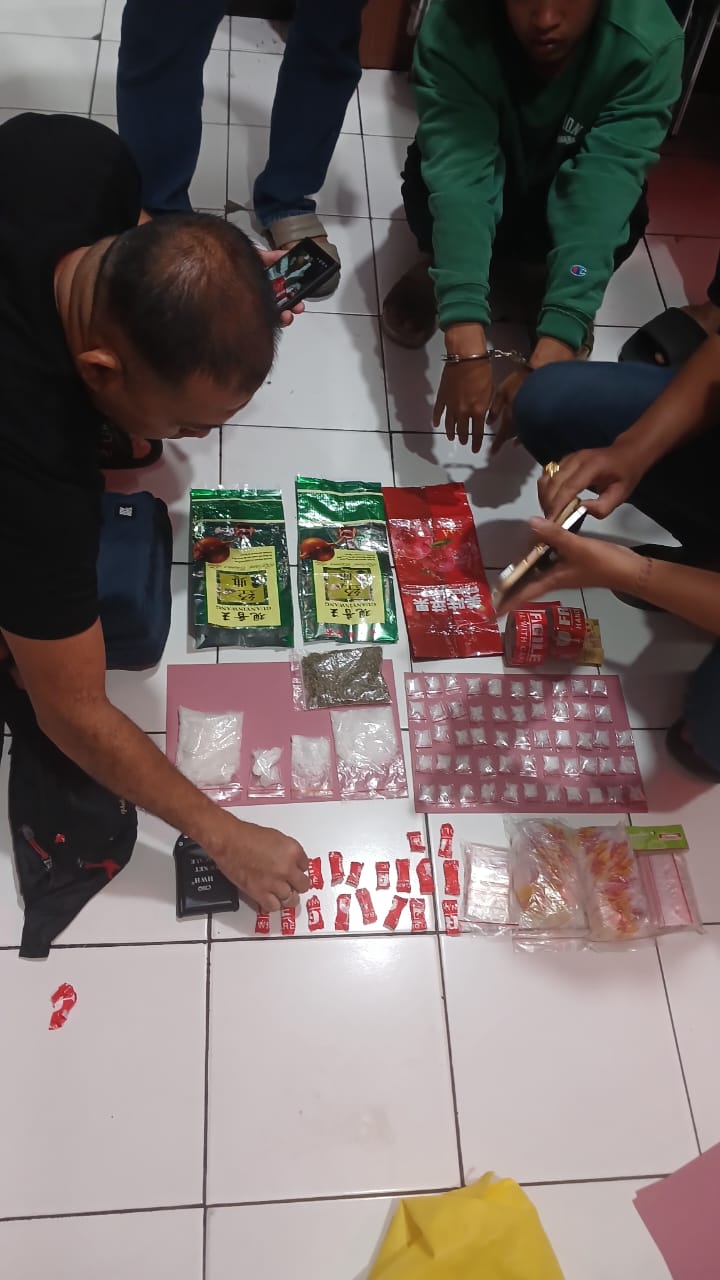 GemaMadani.com - Sat Reserse Narkoba Polres Cirebon Kota Berhasil Menangkap Bandar Sabu dan Ganja Kering Siap Edar 2