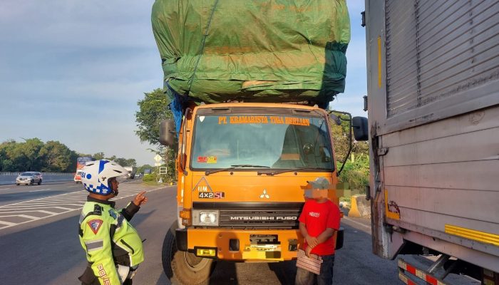 Satlantas Polres Cirebon Kota Berikan Edukasi Kepada Sopir Terkait Bahaya Angkutan ODOL