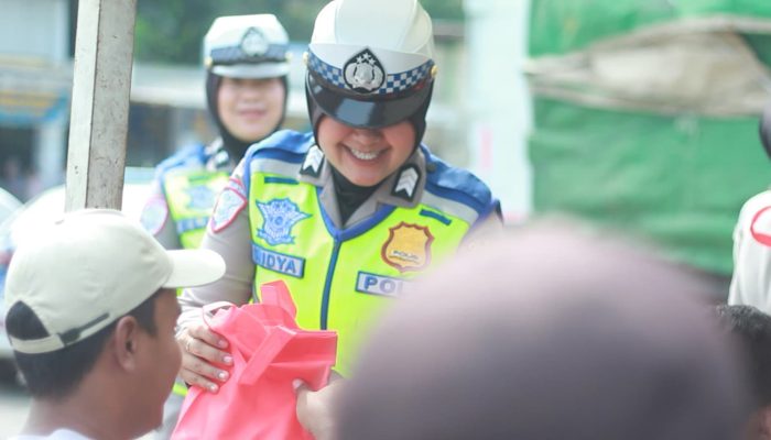 Satlantas Polres Cirebon Kota Melakukan Pendekatan Persuasif dan Berikan Edukasi Kepada Pengemudi Truk Bahaya ODOL
