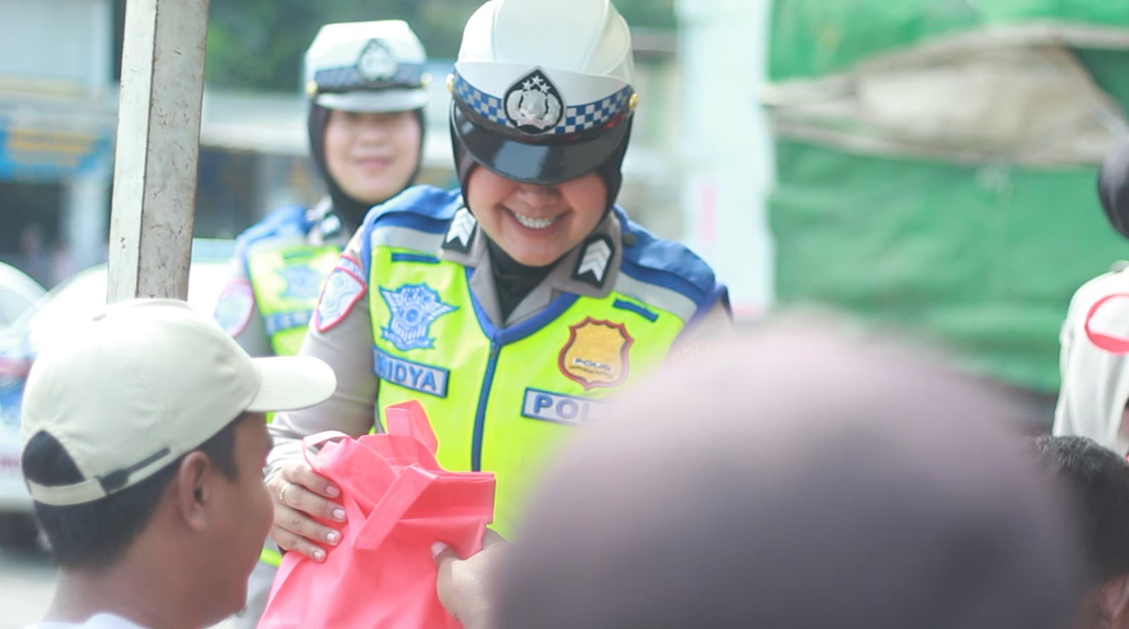 GemaMadani.com Satlantas Polres Cirebon Kota Melakukan Pendekatan Persuasif Dan Berikan Edukasi Kepada Pengemudi Truk Bahaya ODOL